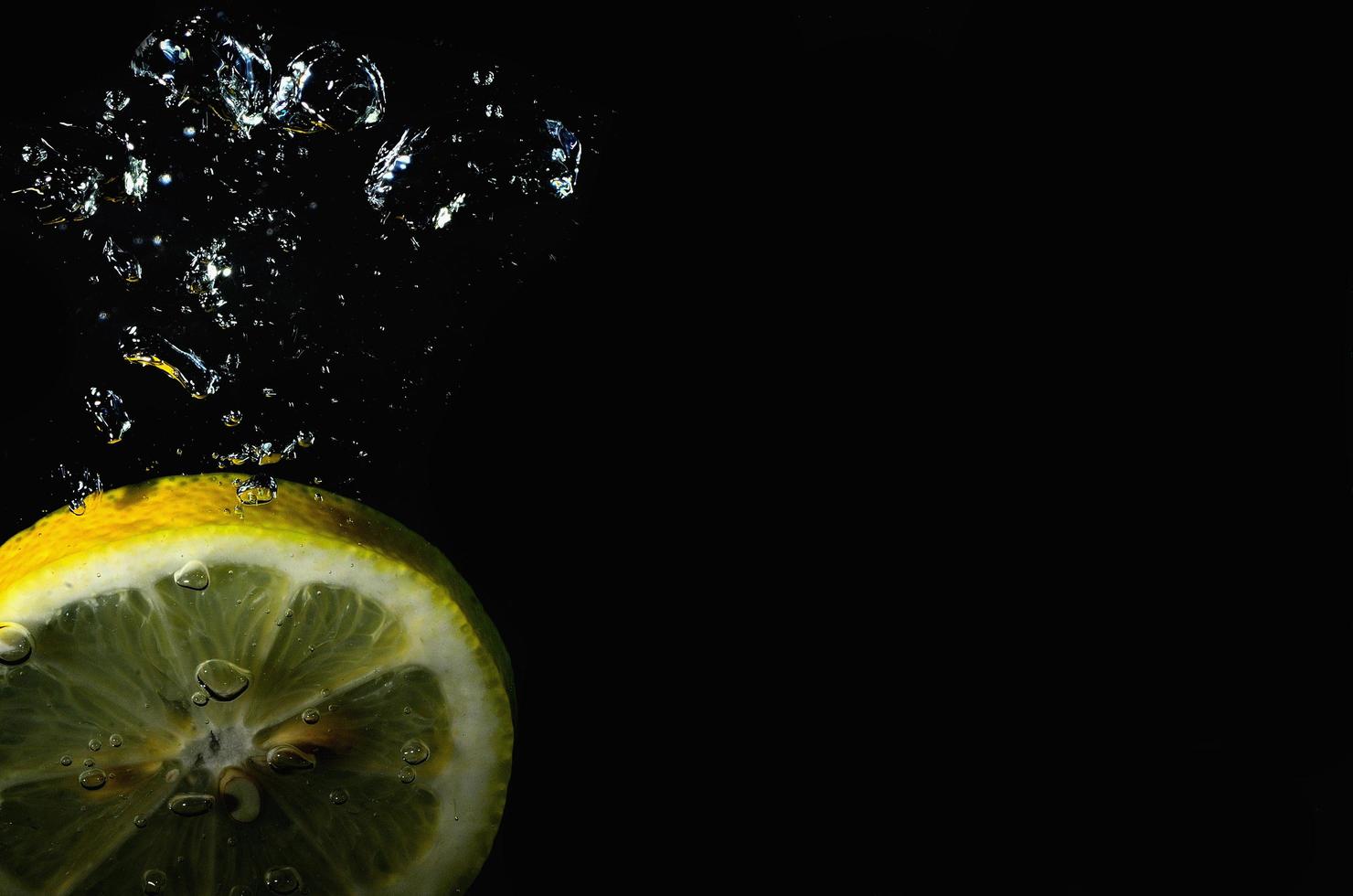 lemon in water photo