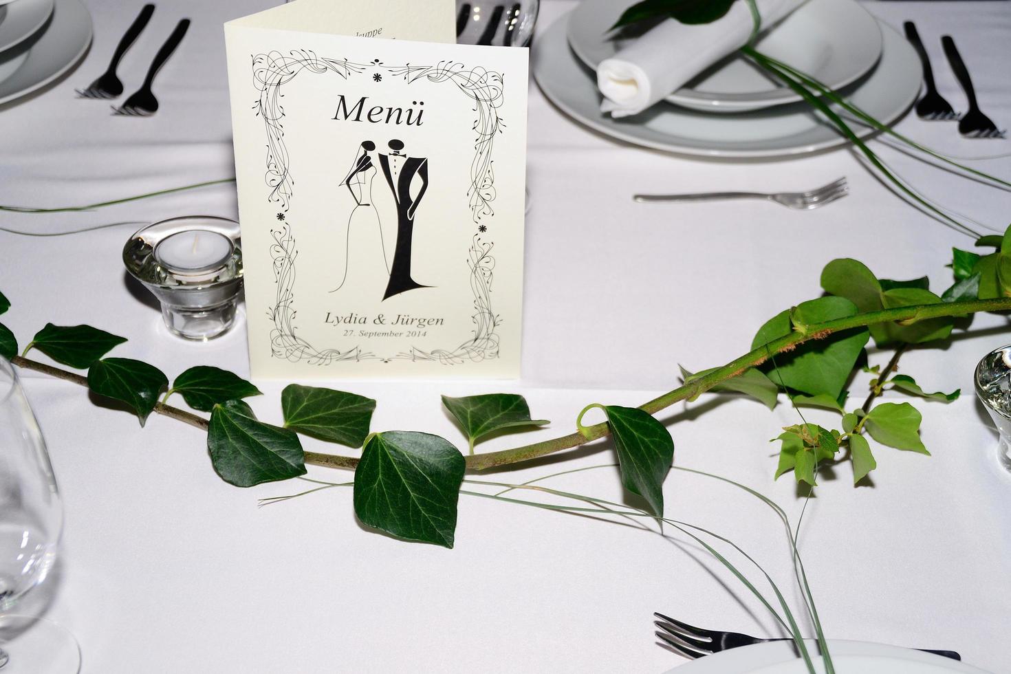 hochzeit mit weissem tisch photo