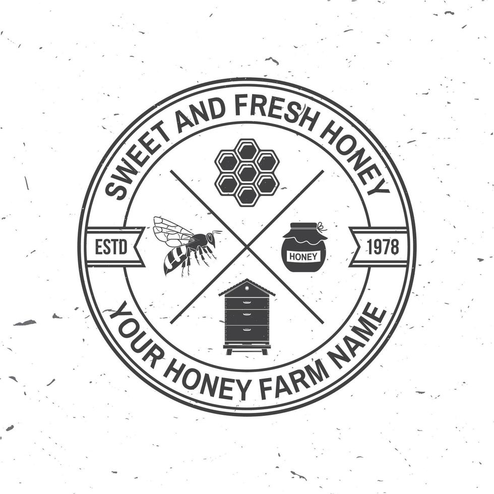 insignia de la granja de miel. vector. concepto para camisa, estampado, sello o camiseta. diseño de tipografía vintage con silueta de abeja, colmena y cucharón de miel. diseño retro para el negocio de la granja de abejas melíferas vector