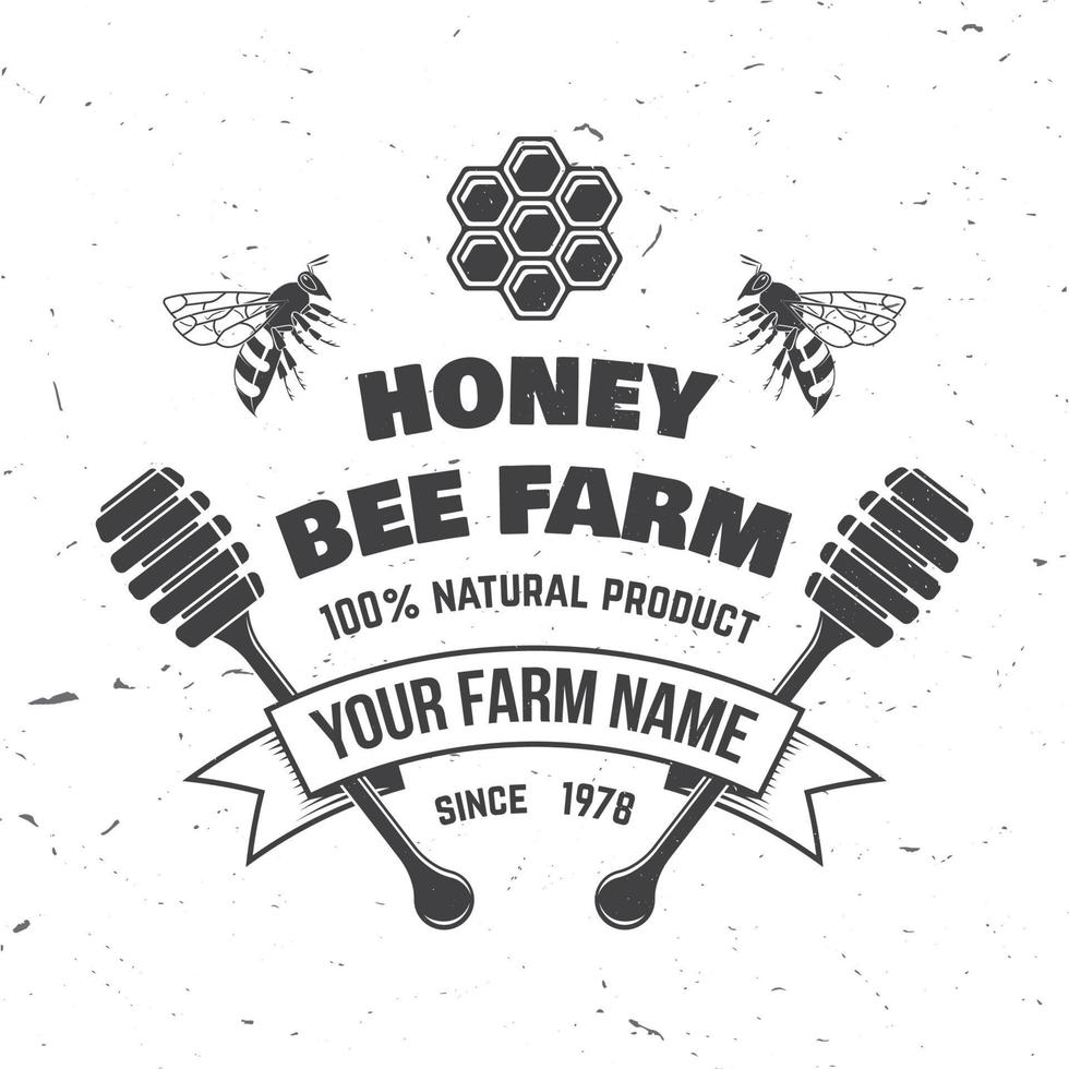 insignia de la granja de miel. vector. concepto para camisa, estampado, sello o camiseta. diseño de tipografía vintage con abeja, pieza de panal y silueta de cucharón de miel. diseño retro para el negocio de la granja de abejas melíferas vector