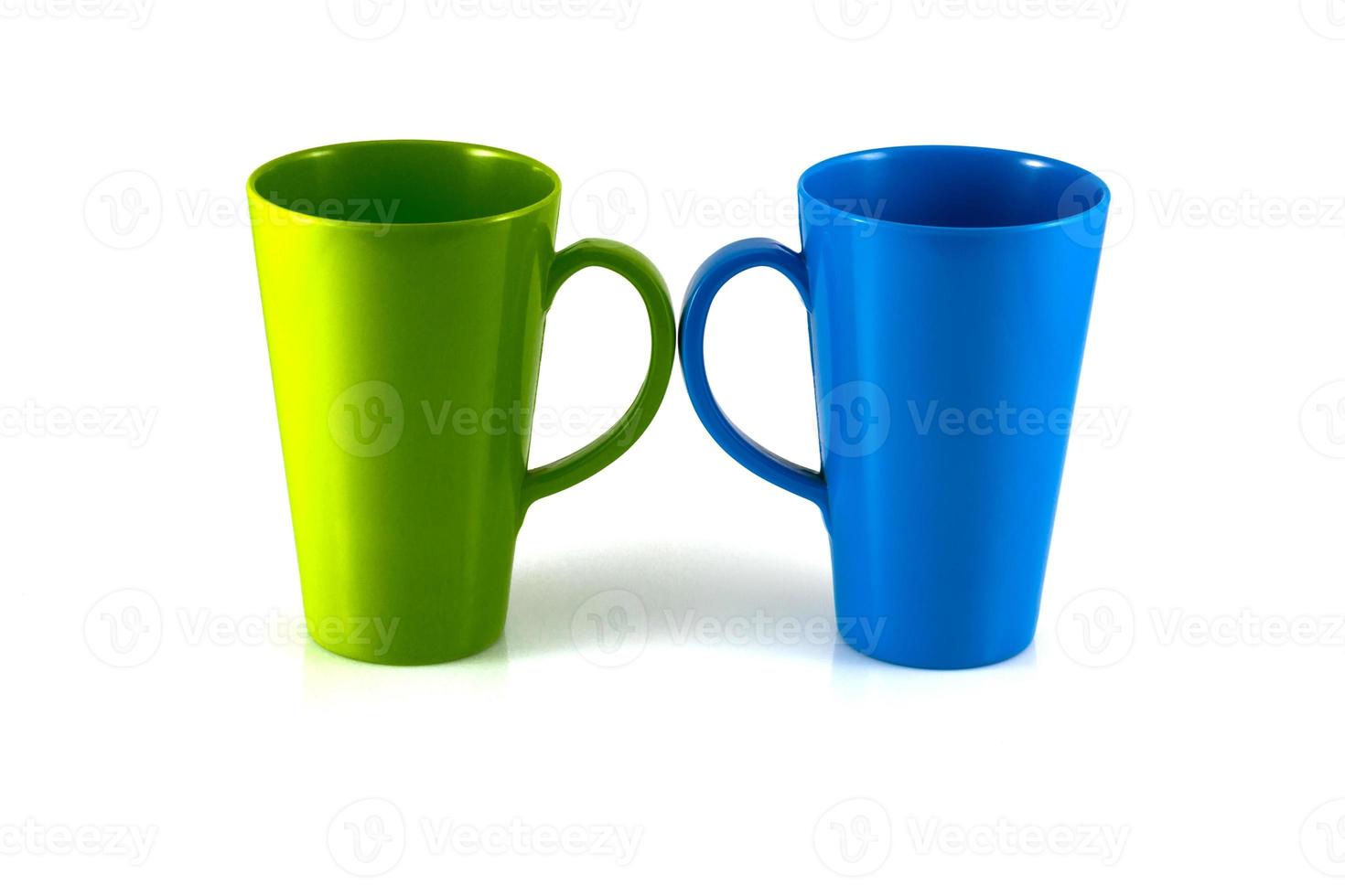 taza verde y azul aislar sobre fondo blanco foto