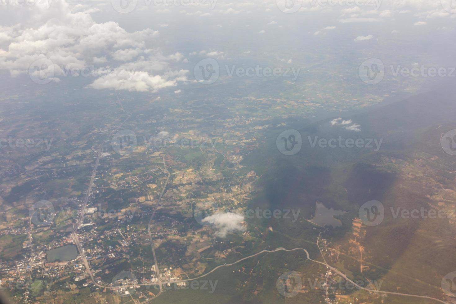 cielo azul con nubes en el avion foto