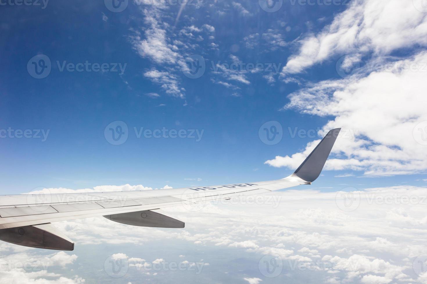 cielo azul con nubes en el avion foto