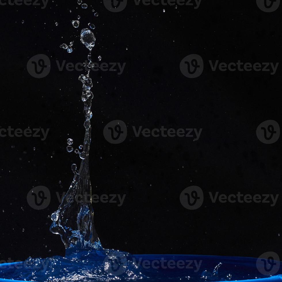 salpicaduras de agua, aisladas en un fondo negro foto