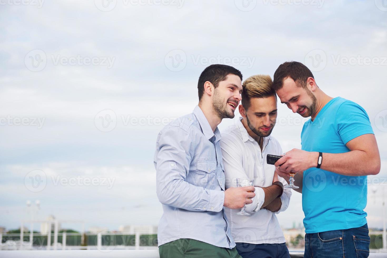 un grupo de hombres jóvenes y felices en el muelle. foto