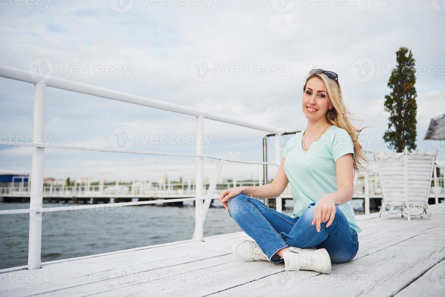 retrato de una joven feliz relaja el agua foto