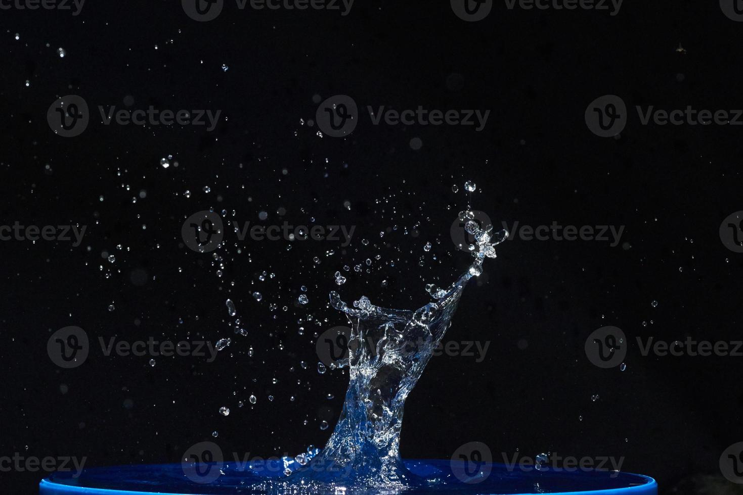 salpicaduras de agua, aisladas en un fondo negro foto