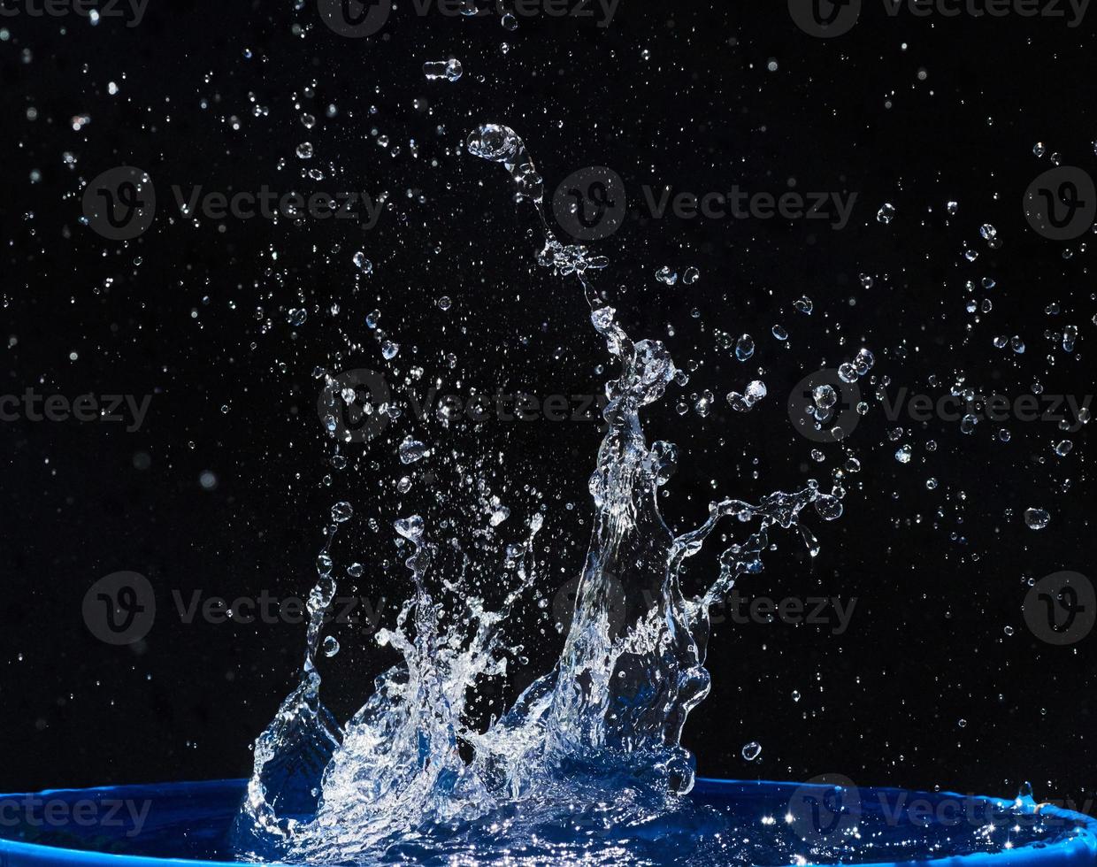 salpicaduras de agua, aisladas en un fondo negro foto