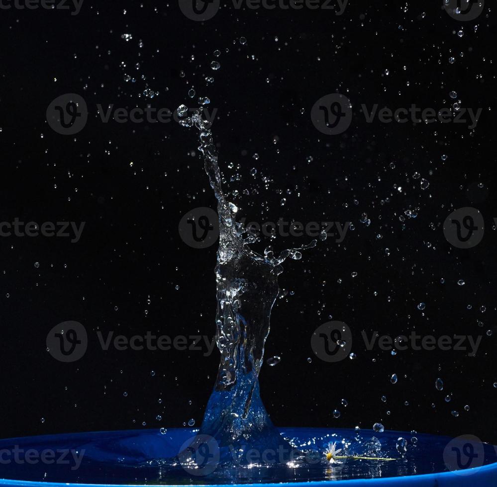 salpicaduras de agua, aisladas en un fondo negro foto