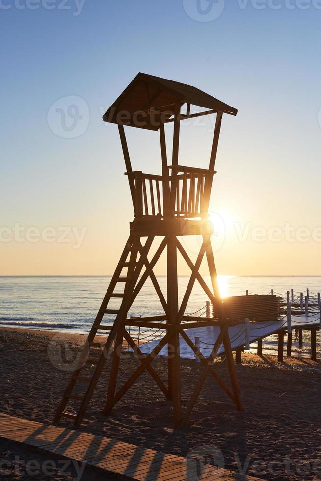 cabaña de madera de playa para guardacostas foto