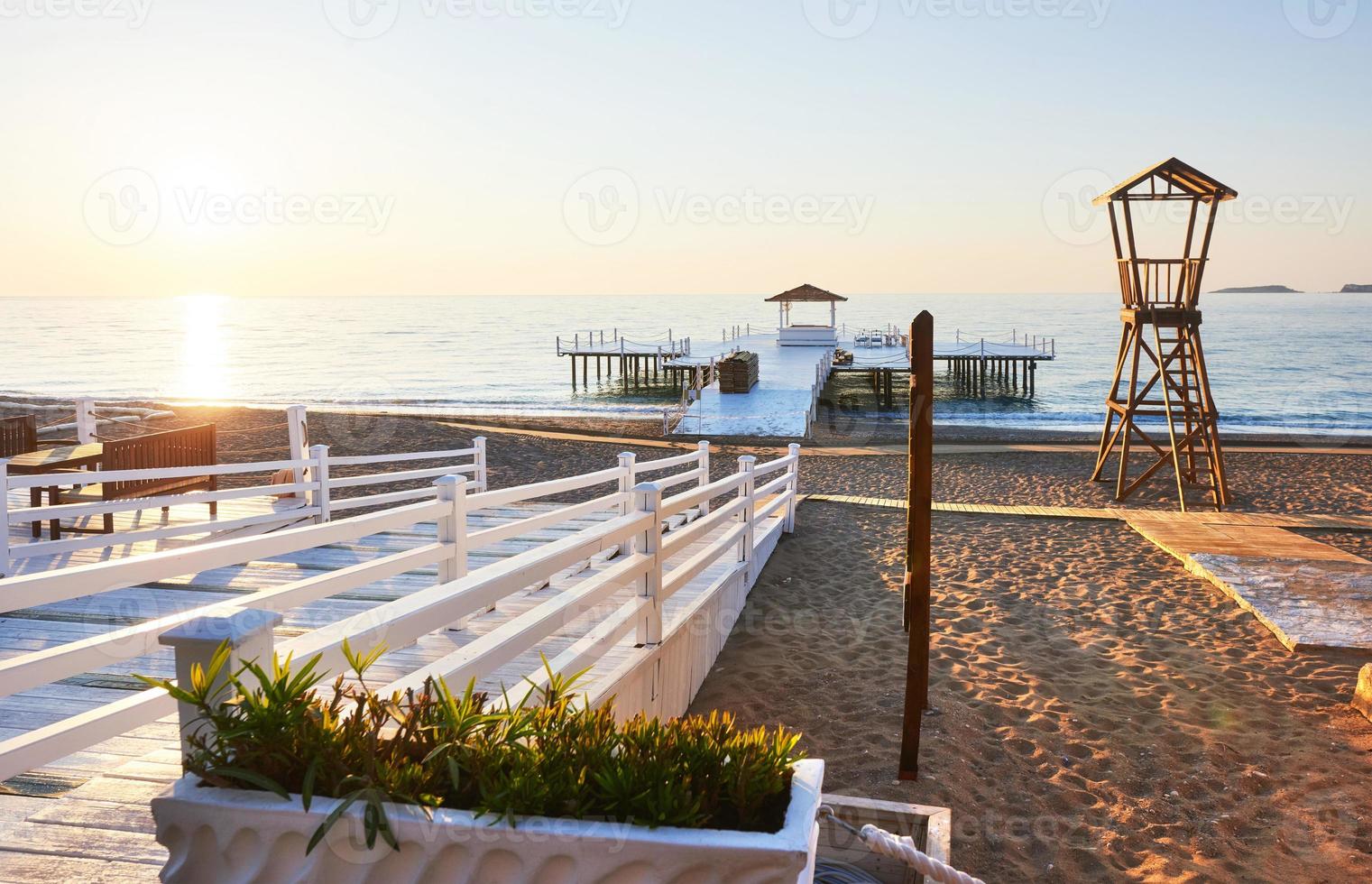 cabaña de madera de playa para guardacostas foto