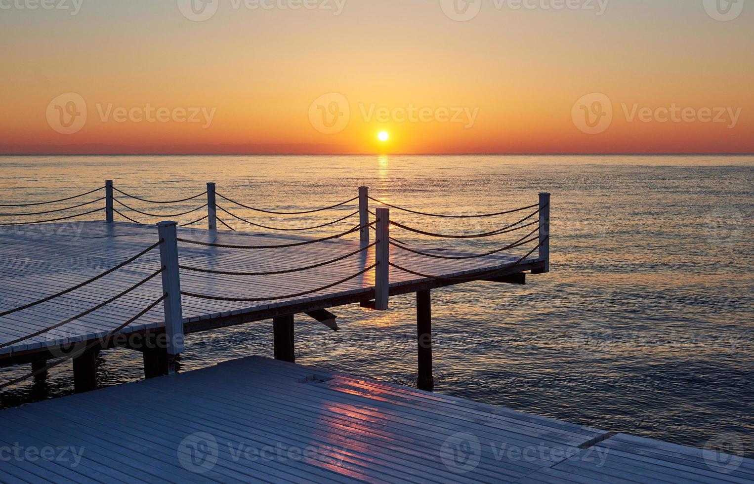 muelle de puente de madera contra una hermosa medida del cielo utilizada para el fondo natural, el fondo y el mar de varias etapas foto