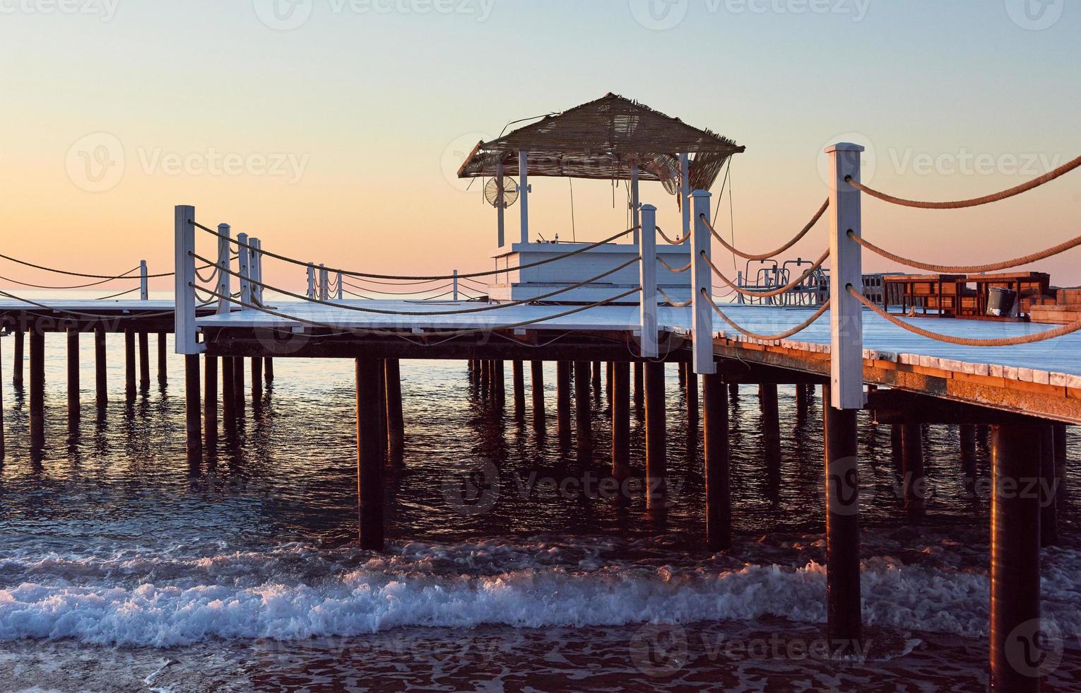 muelle de puente de madera contra una hermosa medida del cielo utilizada para el fondo natural, el fondo y el mar de varias etapas foto