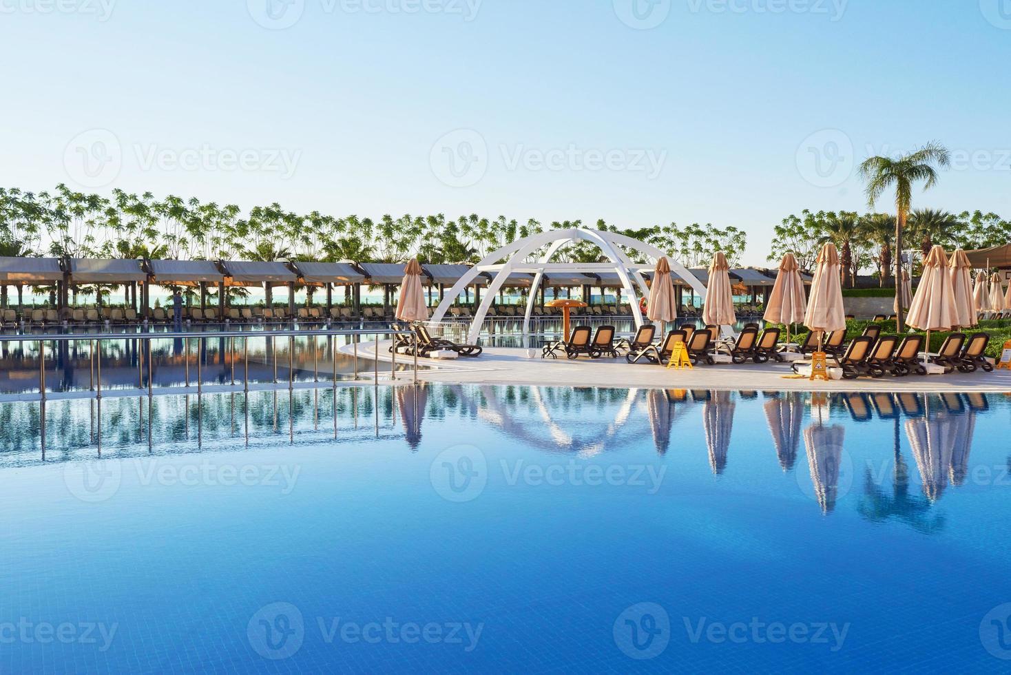 tipo complejo de entretenimiento. el popular resort con piscinas y parques acuáticos en turquía. hotel de lujo. recurso foto