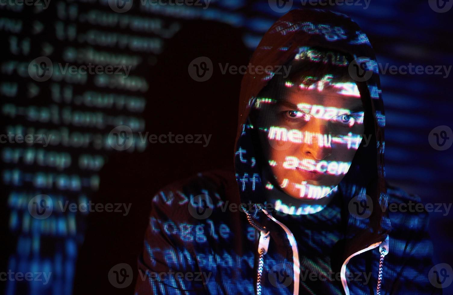 ataque cibernético con un hacker encapuchado irreconocible usando realidad virtual, efecto de falla digital foto