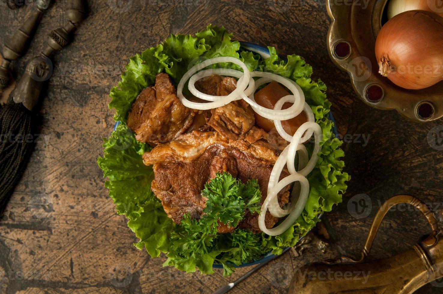 plato de carne en un antiguo adoquín foto