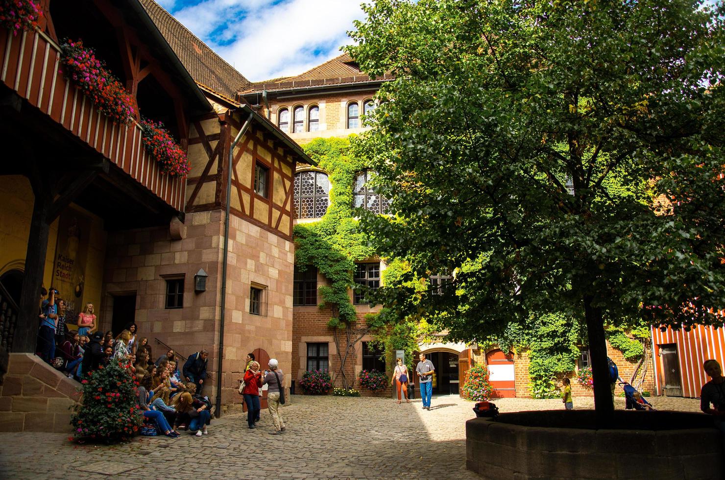 nurnberg, alemania - 16 de septiembre de 2016 patio del antiguo castillo medieval torre pagana kaiserburg en la ciudad de nuremberg nurnberg, región de mittelfranken, baviera, alemania foto