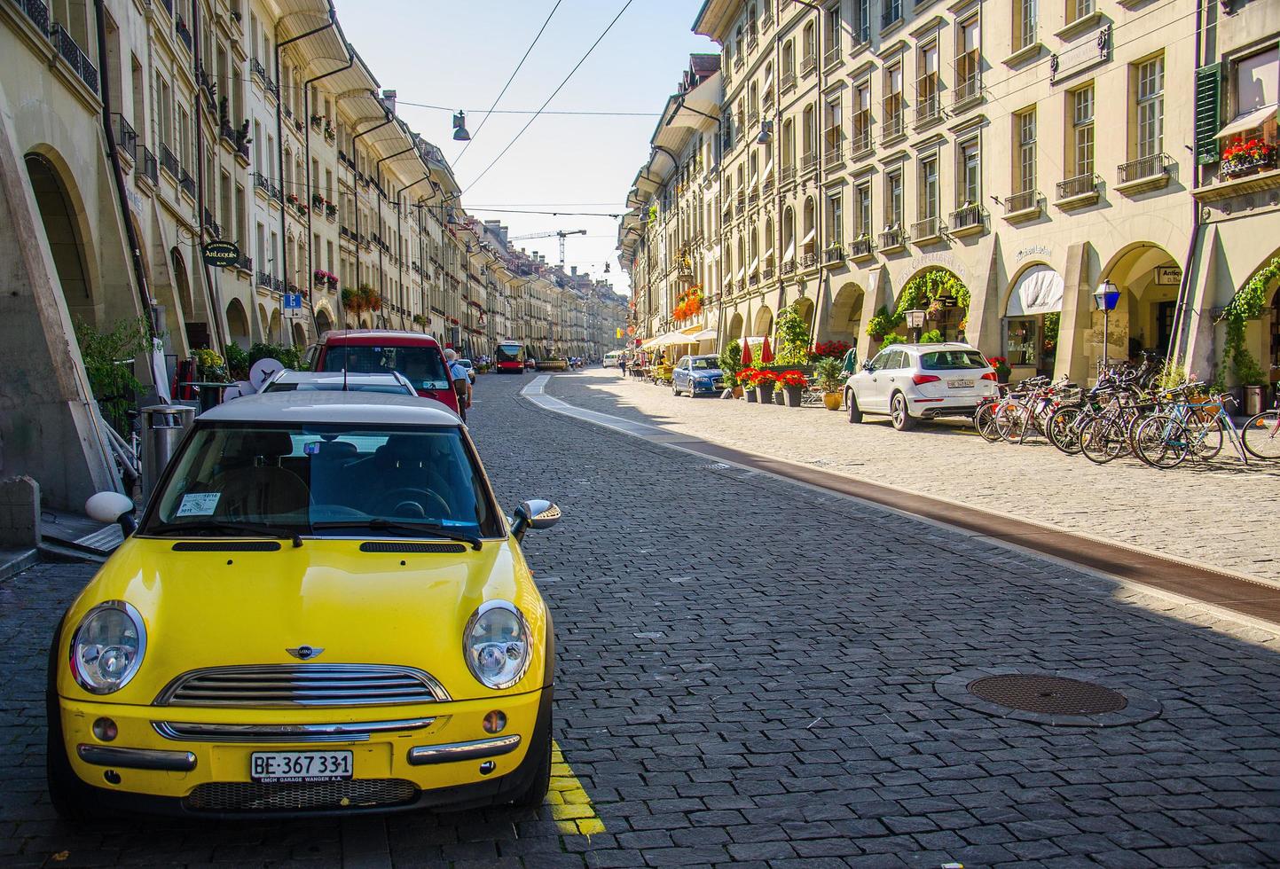 berna, suiza - 13 de septiembre de 2016 vista de la calle kramgasse con automóvil amarillo en primer plano en el casco antiguo de la ciudad de berna, suiza foto