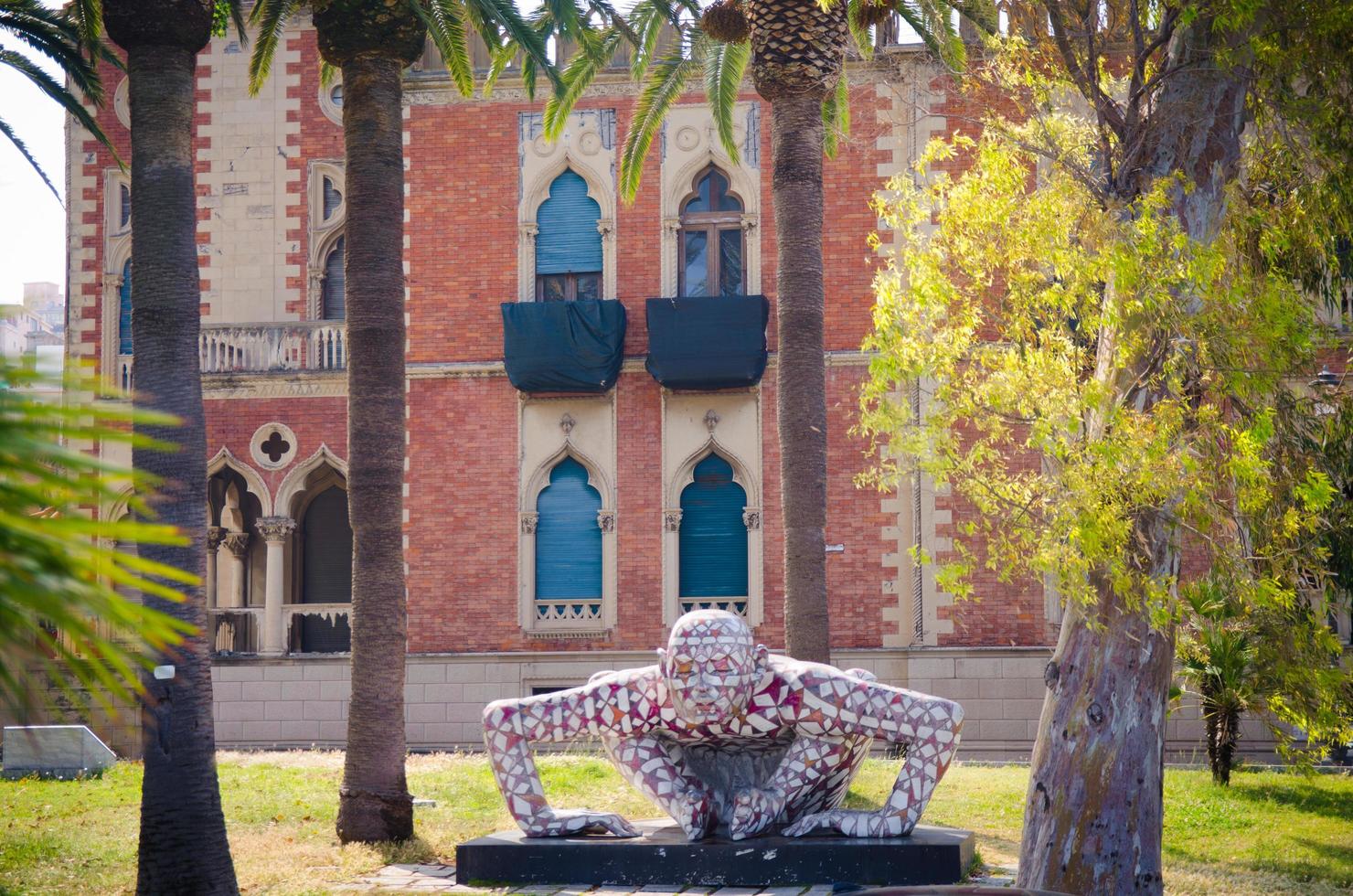 italia, reggio di calabria, 11 de mayo de 2018 villa genoese-zerbi, palmeras y esculturas de arte moderno de la artista paola epifani rabarama cerca del paseo marítimo del muelle lungomare falcomata foto