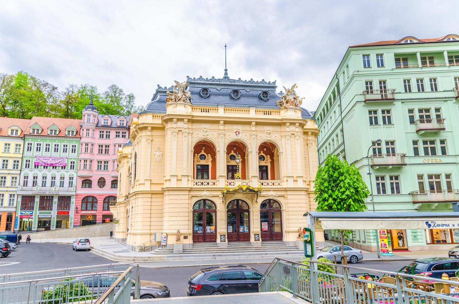 Karlovy Vary, República Checa, 10 de mayo de 2019 edificio neobarroco del teatro municipal en la plaza del teatro foto