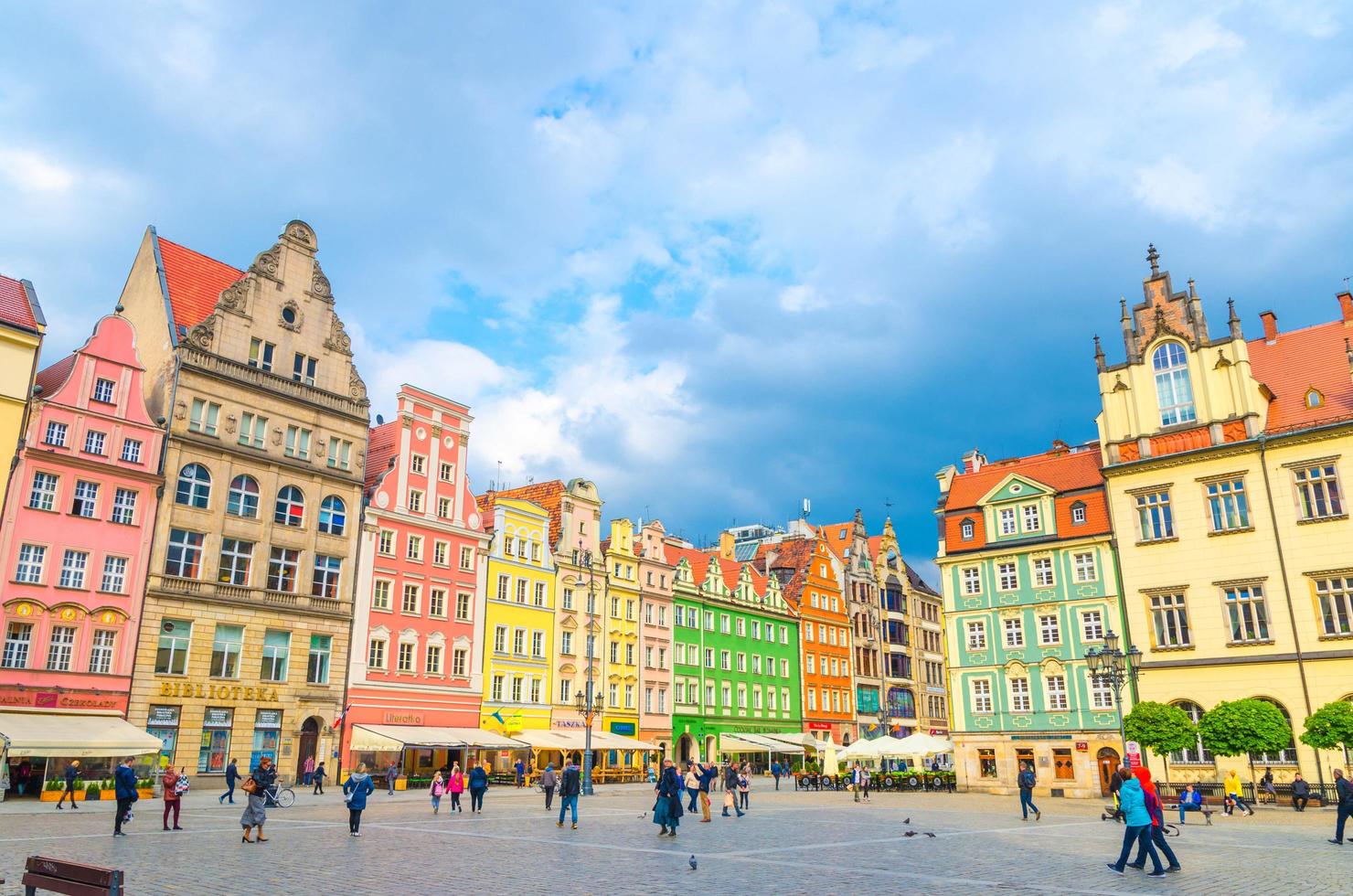 wroclaw, polonia, 7 de mayo de 2019 hilera de coloridos edificios tradicionales con fachadas multicolores foto