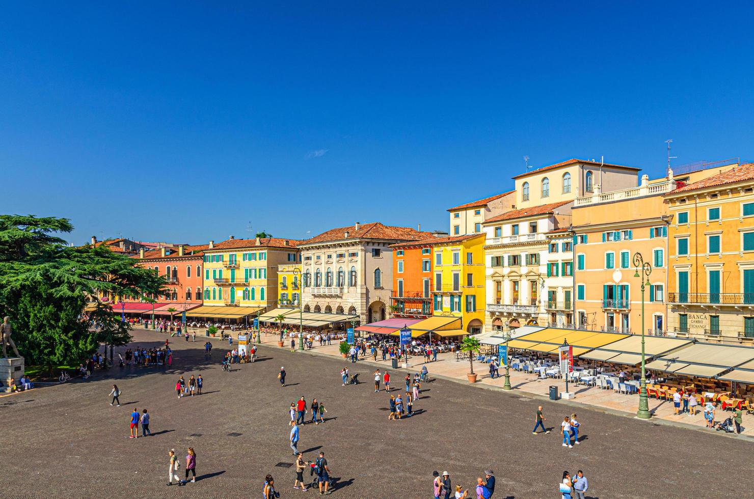 verona, italia, 12 de septiembre de 2019 vista aérea de la plaza piazza bra en el centro histórico de la ciudad con una fila de viejos edificios coloridos multicolores foto