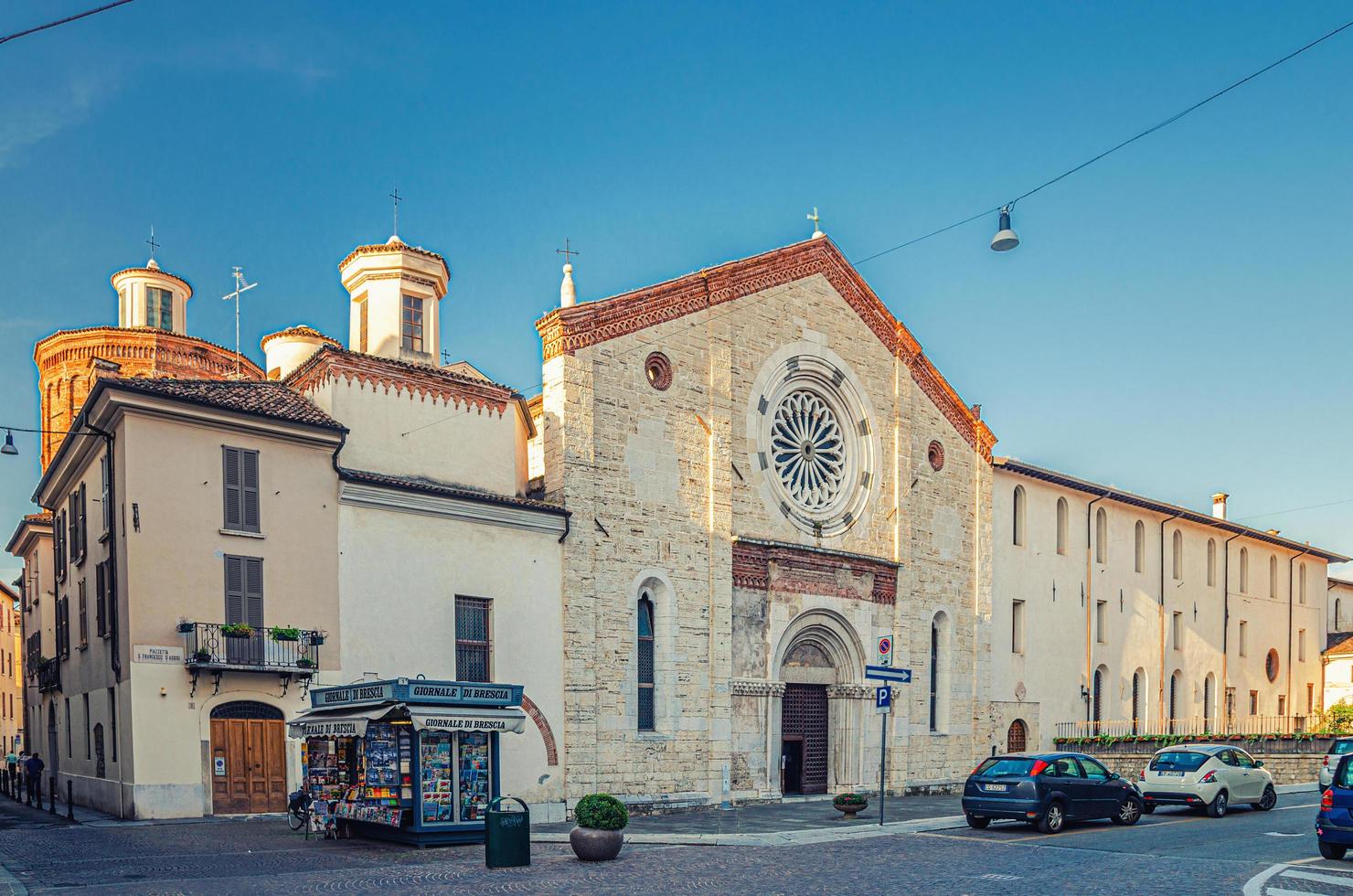 brescia, italia, 11 de septiembre de 2019 chiesa di san francesco d'assisi iglesia católica romana edificio de estilo románico-gótico foto