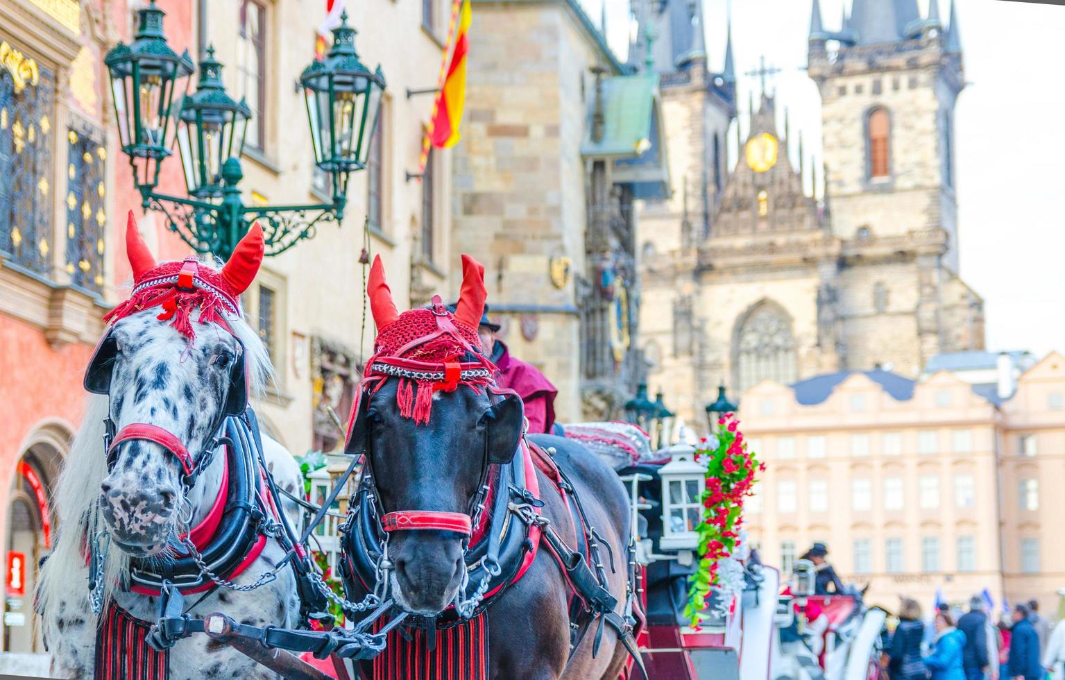 praga, república checa, 13 de mayo de 2019 entrenador de carruajes de caballos para entretenimiento de turistas en la plaza del casco antiguo foto