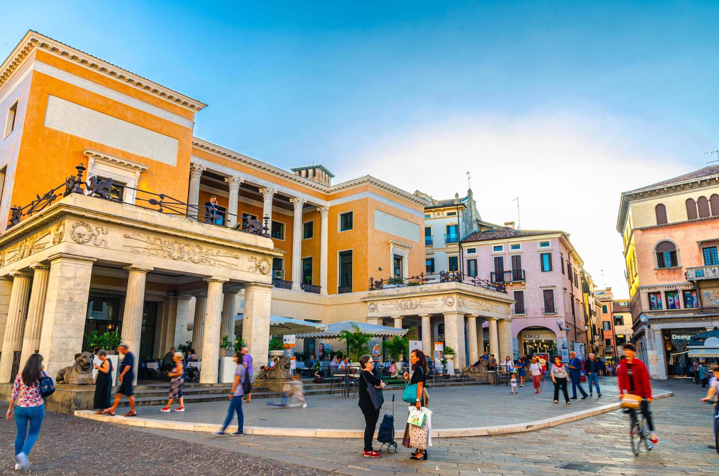 padua, italia, 12 de septiembre de 2019 museo del risorgimento edificio del museo en la plaza piazzetta cappellato pedrocchi en el centro histórico de la ciudad de padova foto