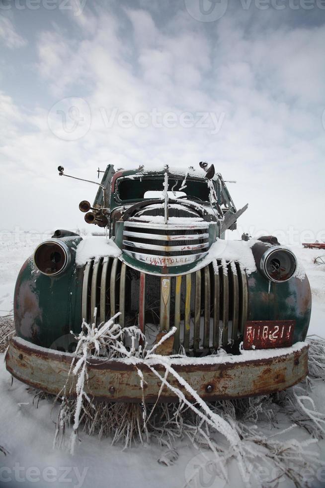 viejo camión agrícola abandonado en invierno foto