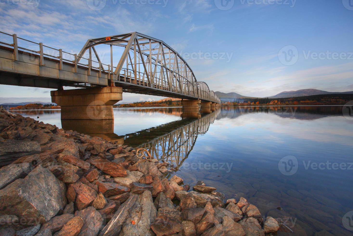 puente del lago teslin en la carretera de alaska foto