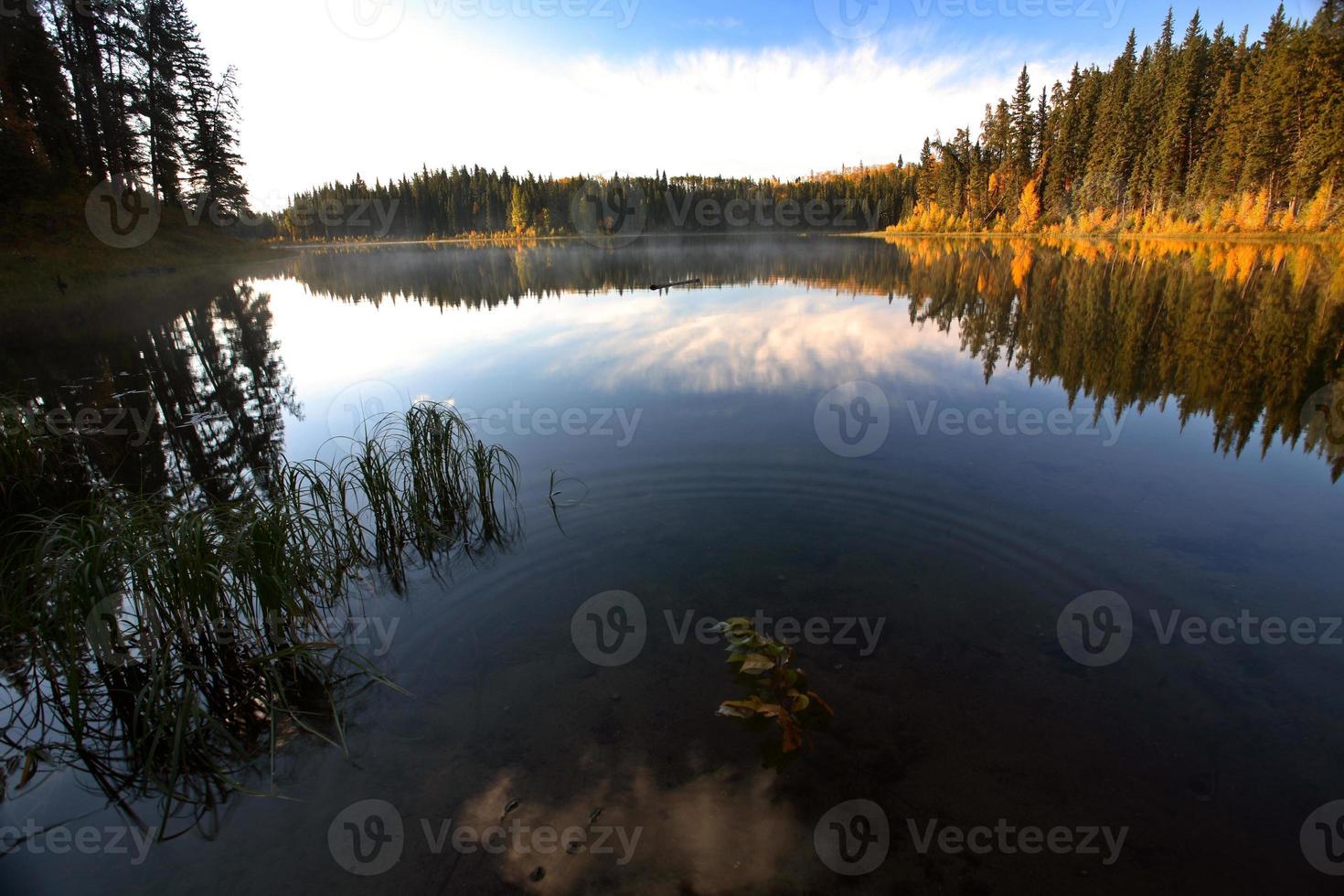 reflejo del agua en el lago de jade en el norte de saskatchewan foto