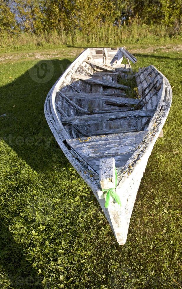 viejo barco de pesca envejecido en la isla hecla manitoba foto