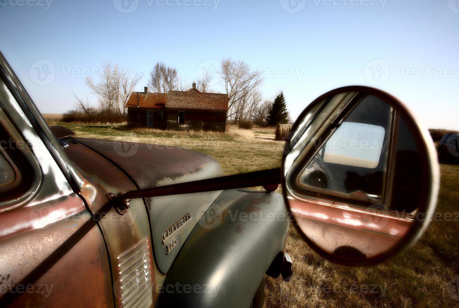 antiguo camión de granja chevy en el antiguo corral foto