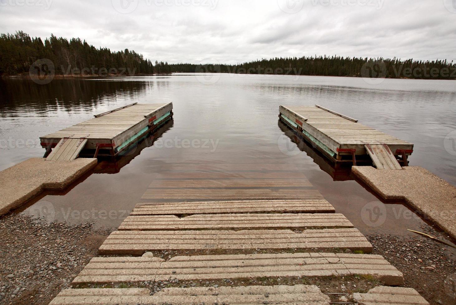 rampa para botes y muelles en el norte del lago manitoba foto