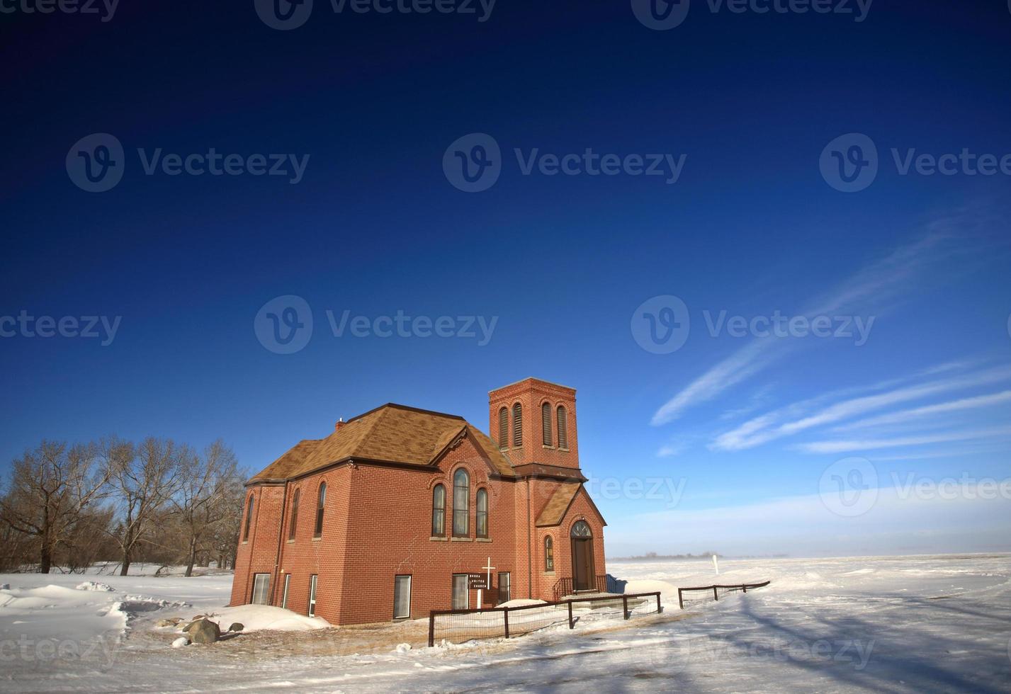 antigua iglesia unida en invierno saskatchewan foto