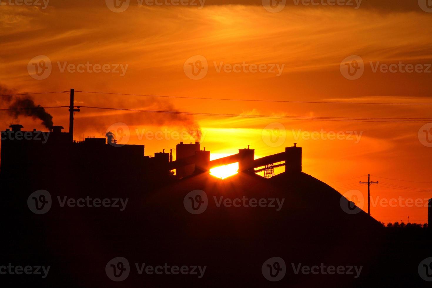 puesta de sol detrás de la mina de potasa de mosaico en saskatchewan foto