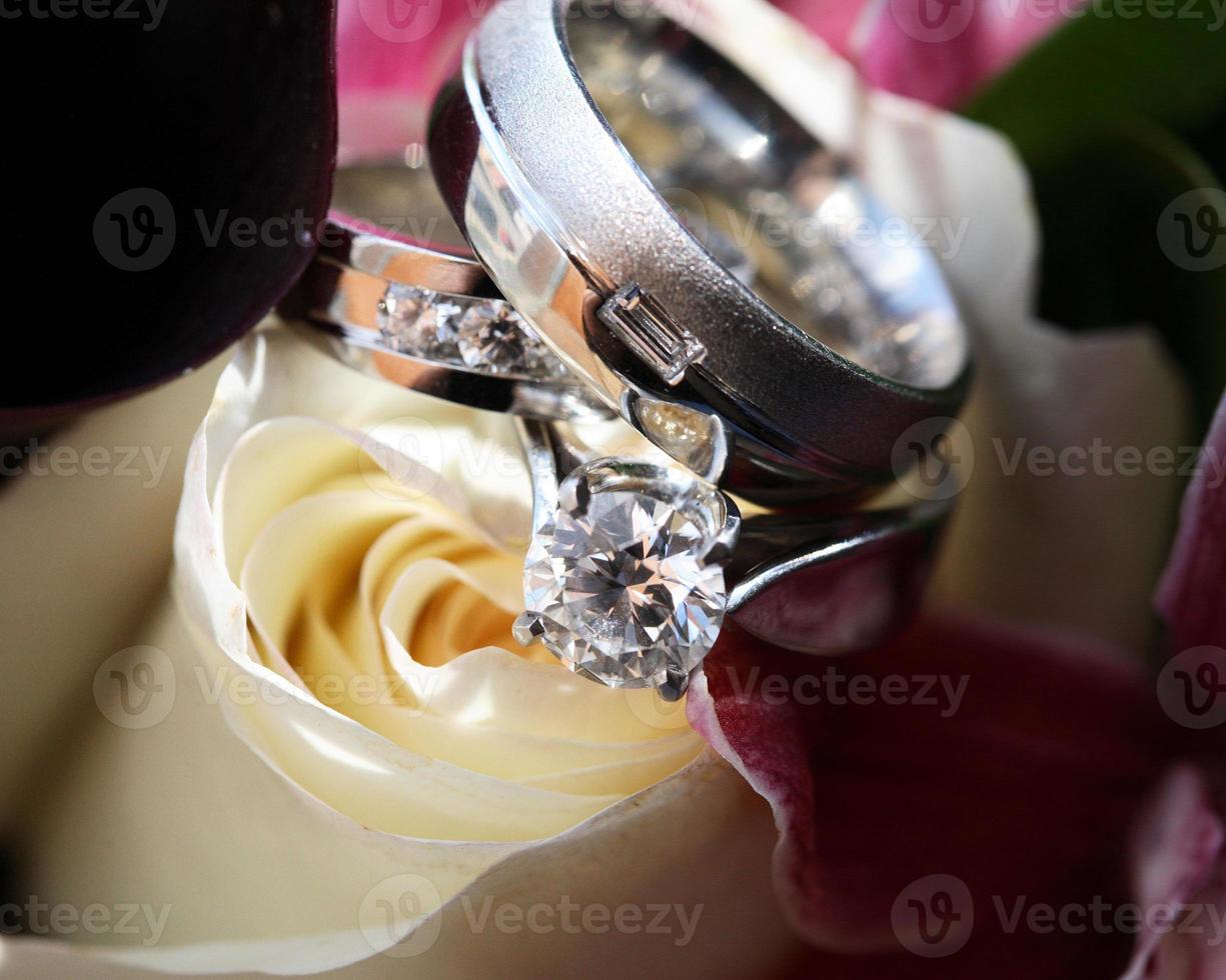 anillos de boda y rosas foto