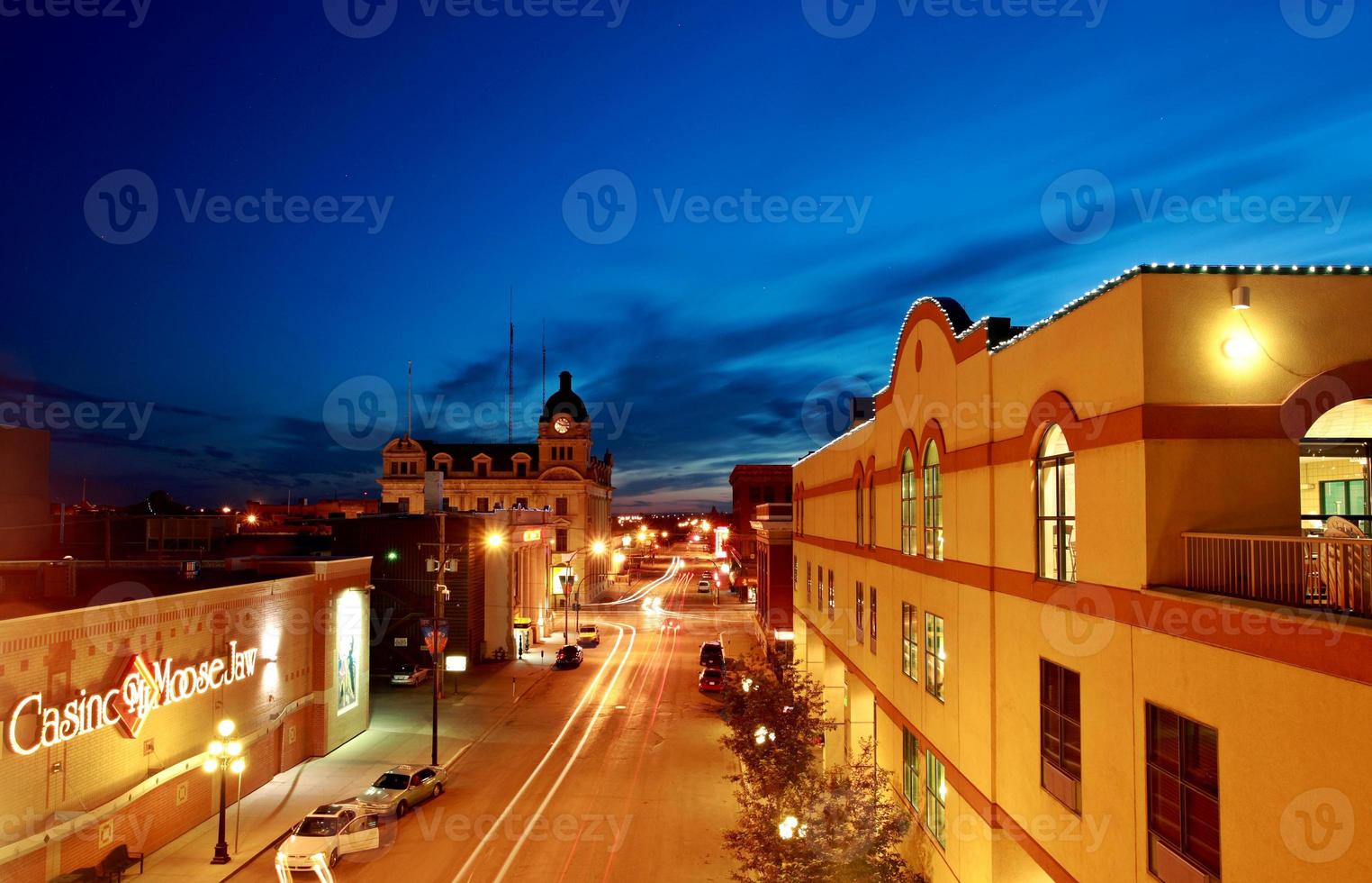 moose jaw casino spa y ayuntamiento por la noche foto