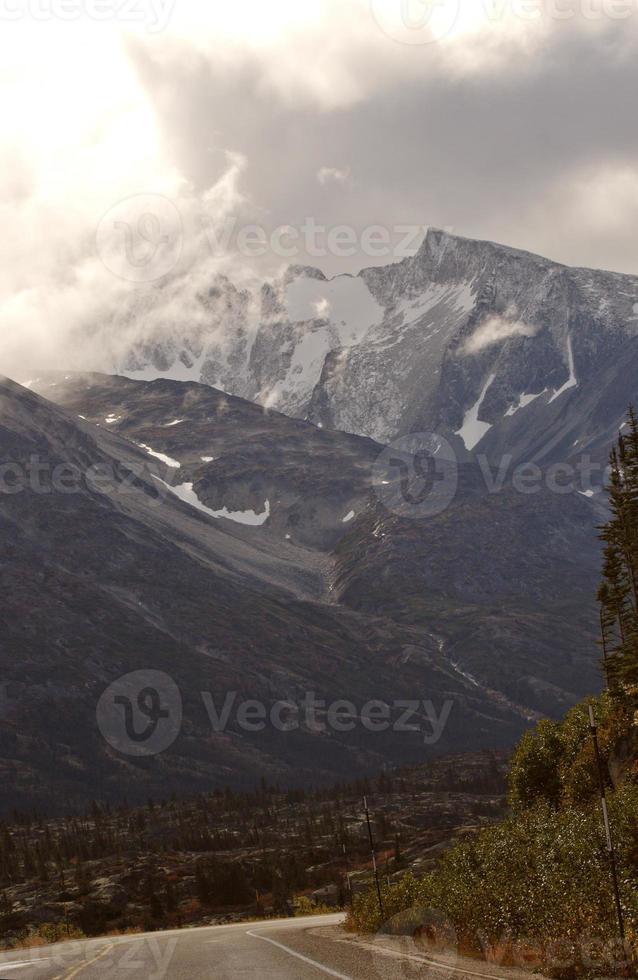 vista de la carretera de las montañas de la costa foto