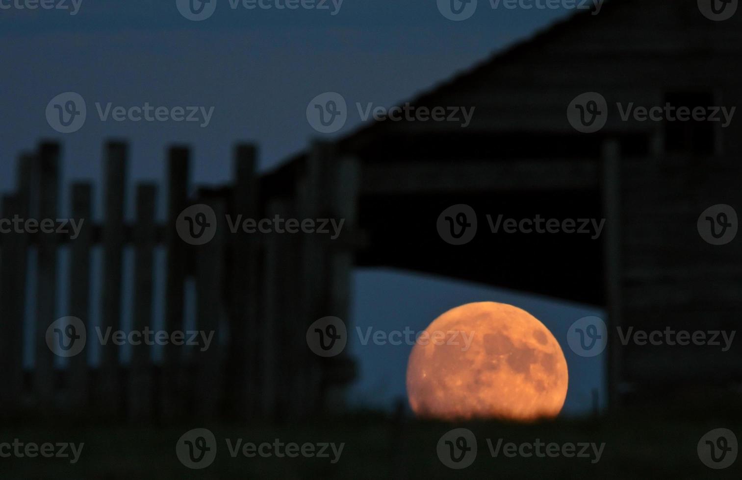 luna llena vista a través de la ventana del edificio antiguo foto