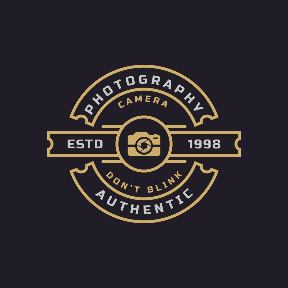 insignia retro vintage para logotipo de fotografía con símbolo de diseño de emblema de logotipo de cámara vector