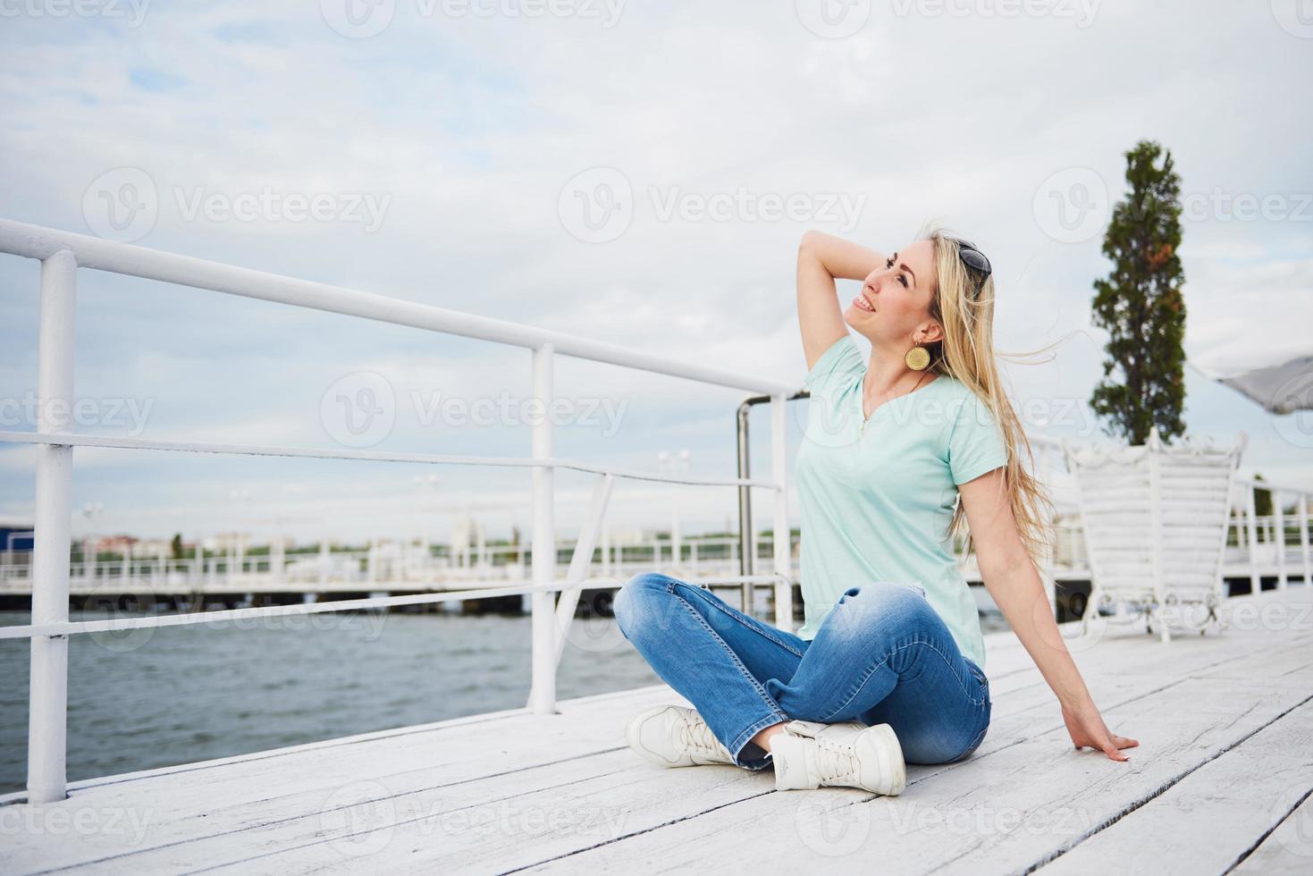 retrato de una joven feliz relaja el agua foto