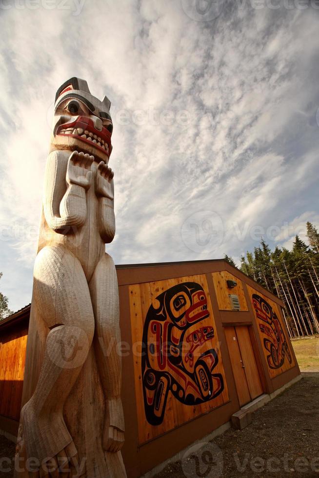 Tótem fuera de lodge nativo en el parque provincial kitsumkalum foto