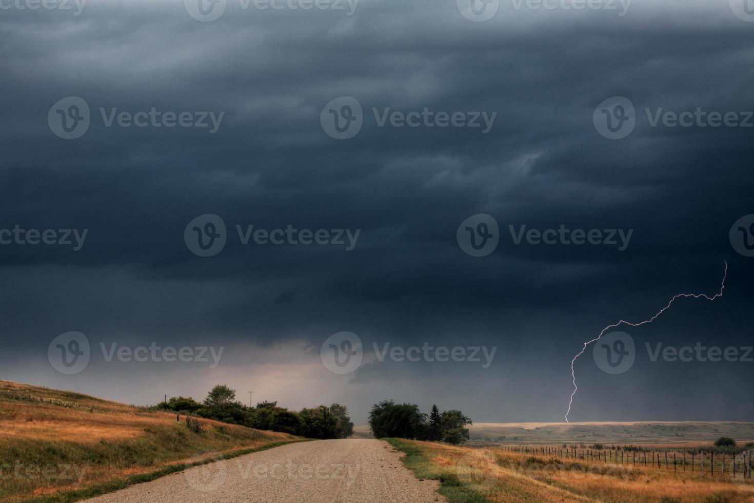 nubes de tormenta y relámpagos a lo largo de una carretera nacional de saskatchewan foto