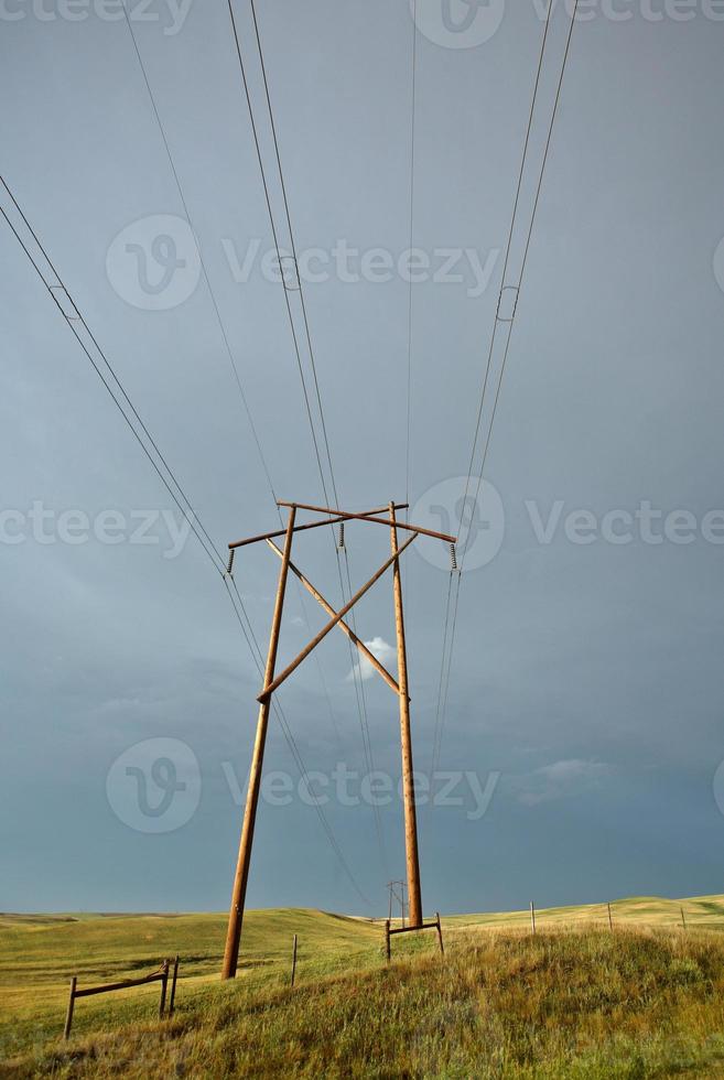 nubes de tormenta detrás de la torre hidroeléctrica en saskatchewan foto