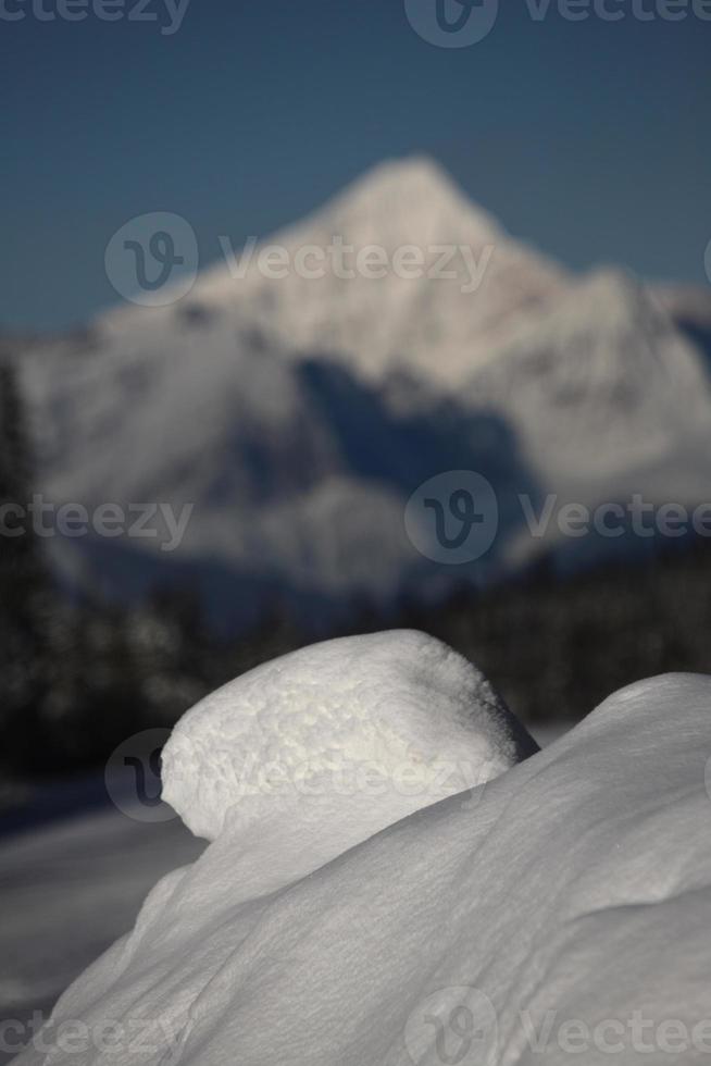 montañas rocosas en invierno foto