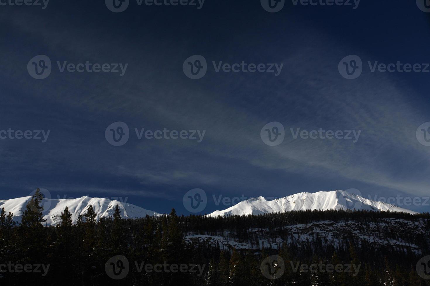 montañas rocosas en invierno foto