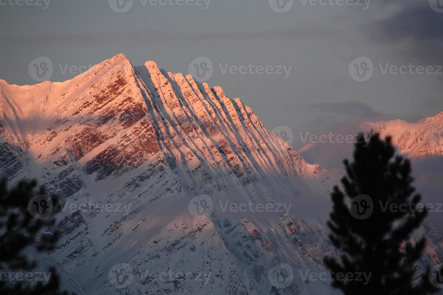 montañas rocosas en invierno foto