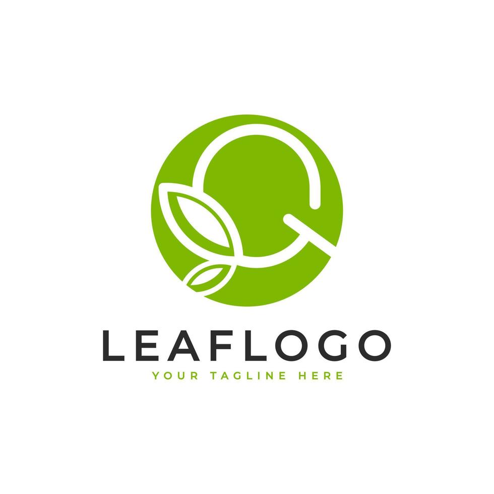 logotipo creativo de la letra inicial q. estilo lineal de forma de círculo vinculado con el símbolo de hoja verde. utilizable para logotipos de negocios, salud, naturaleza y granjas. elemento de plantilla de ideas de diseño de logotipo de vector plano. eps10